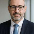 super visore ai visti Nicholas-Ferren