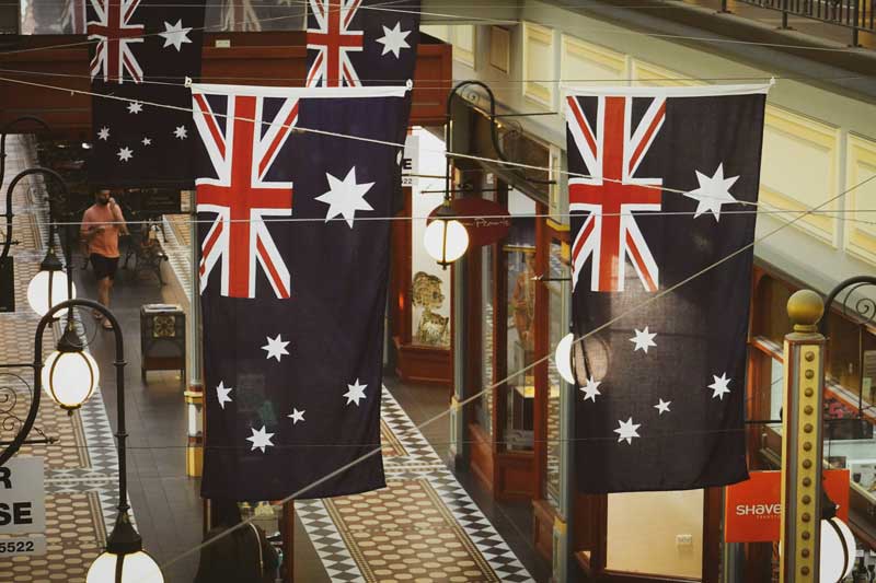 bandiera australiana sventola liberamente per le strade delle città