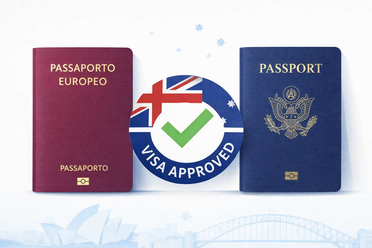 eVisitor o ETA? Doppia cittadinanza e doppio passaporto 1 Due passaporti (europeo e americano) con timbro approvazione visto Australia, colori bandiera australiana, Sydney Opera House sullo sfondo