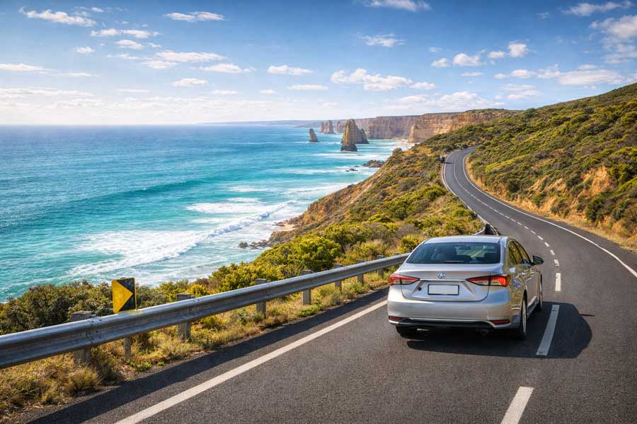 Auto a noleggio su Great Ocean Road Australia con panorama costiero spettacolare, perfetta per road trip da Melbourne ad Adelaide Auto a noleggio su Great Ocean Road Australia con panorama costiero spettacolare, perfetta per road trip da Melbourne ad Adelaide