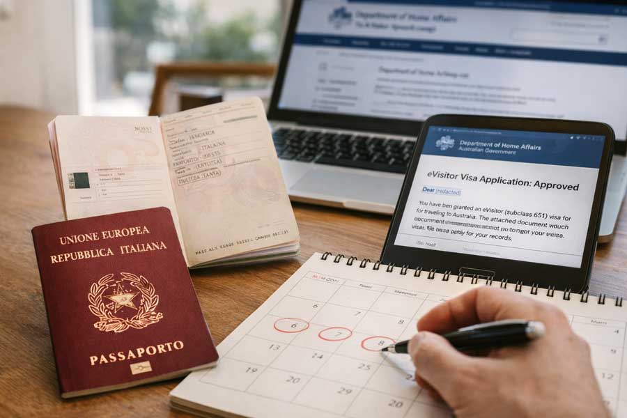Passaporto italiano e conferma visto eVisitor Australia su calendario che mostra 6 settimane prima della partenza Passaporto italiano e conferma visto eVisitor Australia su calendario che mostra 6 settimane prima della partenza