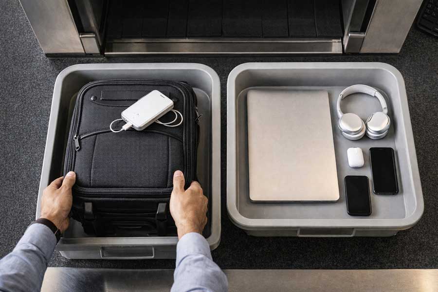 Controlli sicurezza aeroporto bagaglio a mano power bank laptop tablet in vassoio screening voli australia