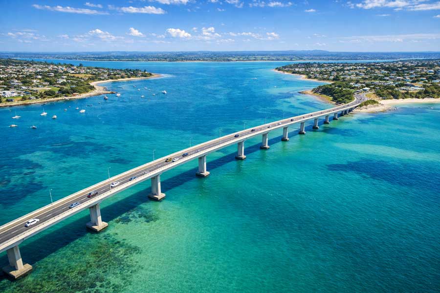 San Remo Bridge ponte accesso Phillip Island da Melbourne con auto sulla strada panoramica