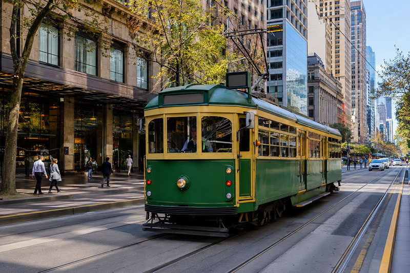 Tram nel centro di Melbourne lungo una strada del CBD