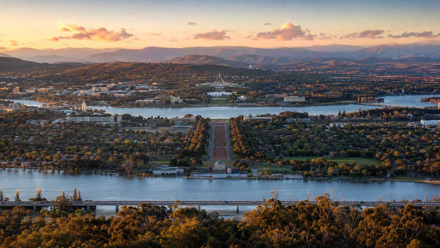 Canberra, la capitale australiana 1 Veduta panoramica di Canberra con Lago Burley Griffin, Parliament House e colline dell’Australian Capital Territory