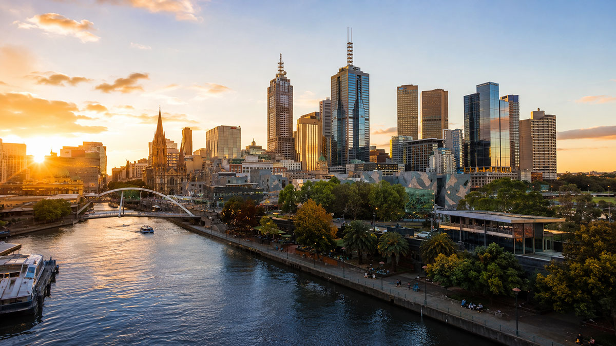 Skyline di Melbourne al tramonto con il fiume Yarra e Southbank