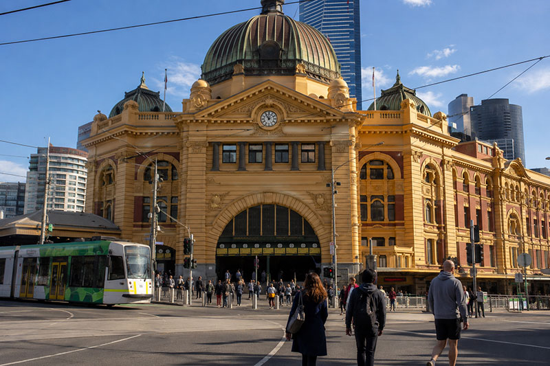 Flinders Street Station con tram e pedoni nel centro di Melbourne
