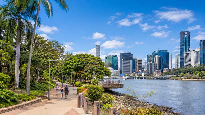 South Bank Parklands con il lungofiume e lo skyline di Brisbane