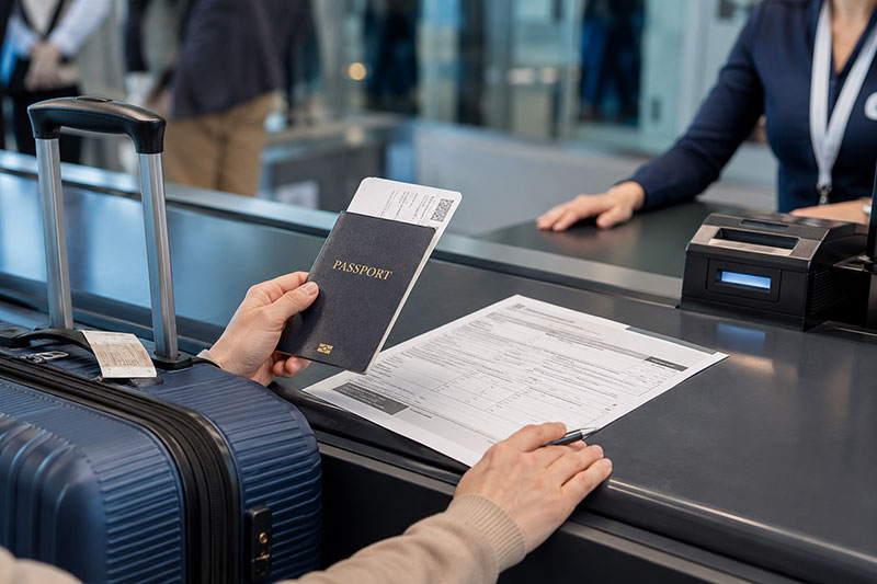 ontrollo aeroportuale con bagaglio, passaporto e modulo di dichiarazione per l’arrivo in Australia