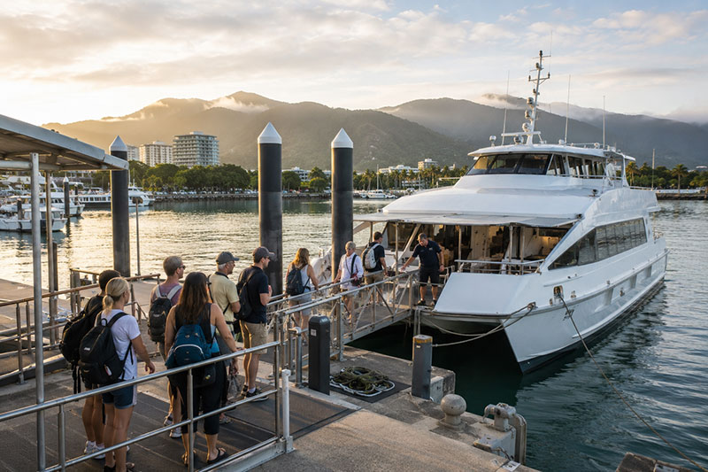 Imbarcazione turistica pronta alla partenza dalla marina di Cairns verso il reef