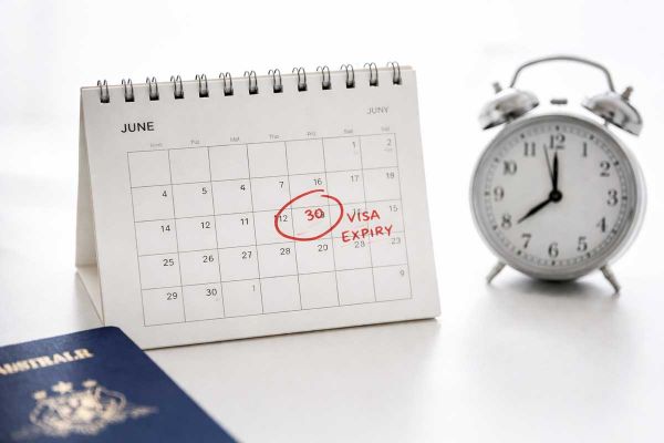 Approfondimenti sui Visti Australia 6 Passaporto australiano con calendario scadenza visto e controllo VEVO per overstayer cosa fare documenti immigrazione Status Resolution Service